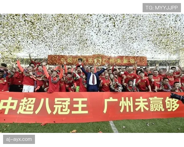 广州队球迷助威声震全场，激励球队稳健迎战